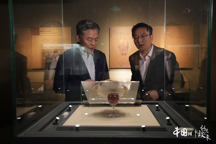 漢字篇： 王曉輝與黃德寬參觀殷墟遺址