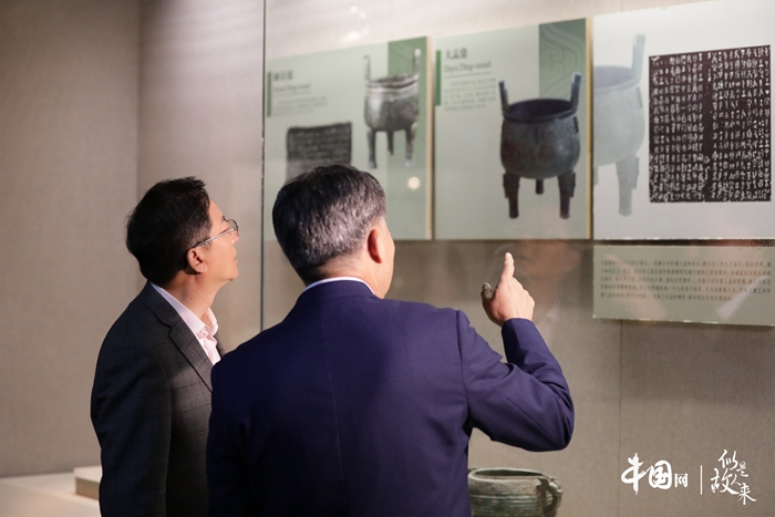 漢字篇： 王曉輝與黃德寬參觀殷墟遺址