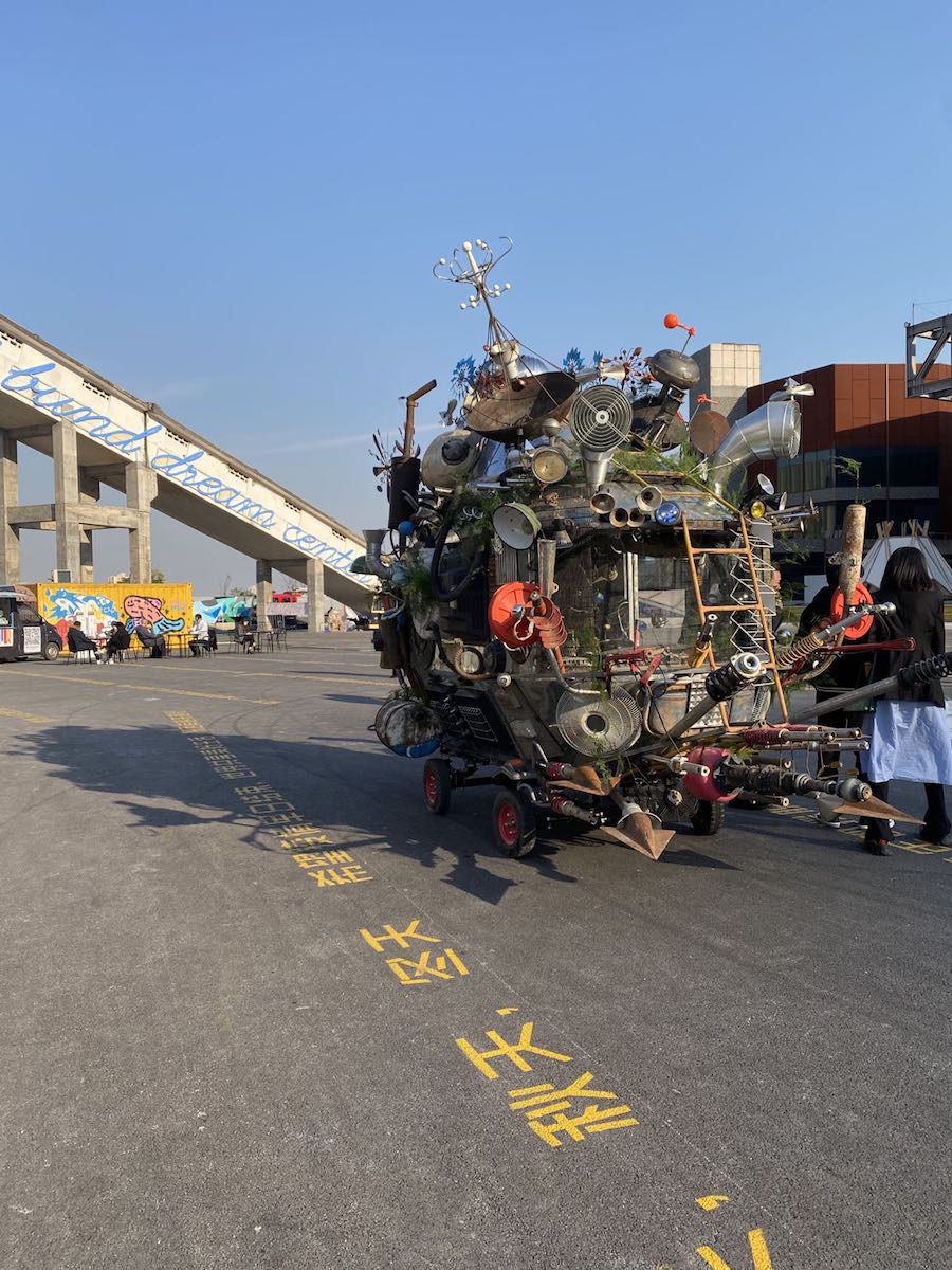 喬小刀的《游牧流浪者2號》西岸穹頂藝術中心外，澎湃新聞記者錢雪兒拍攝