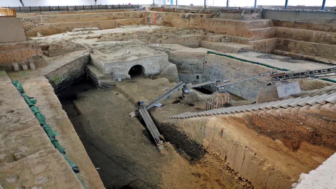 州橋遺址全景，埋藏在五米至十余米深的鬧市區地下。圖/開封市文物考古研究所