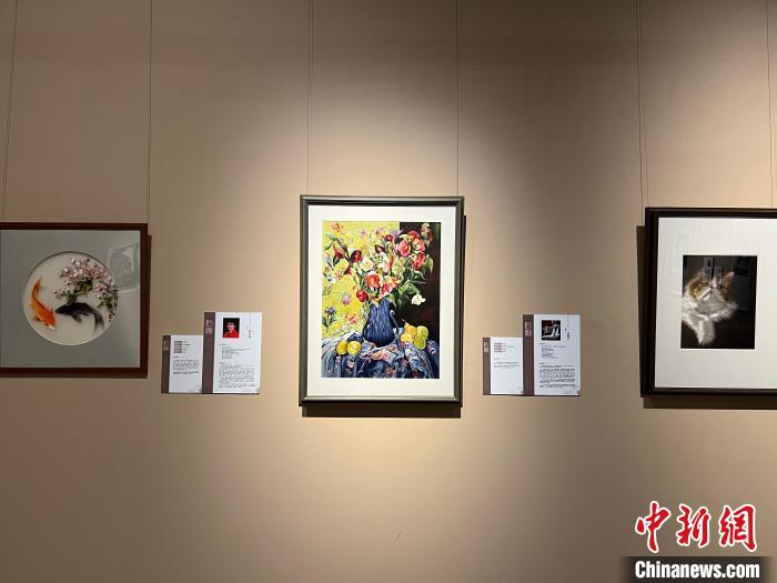 圖為現場展出的工藝美術大師及非遺代表性傳承人作品?！＄婌綌z