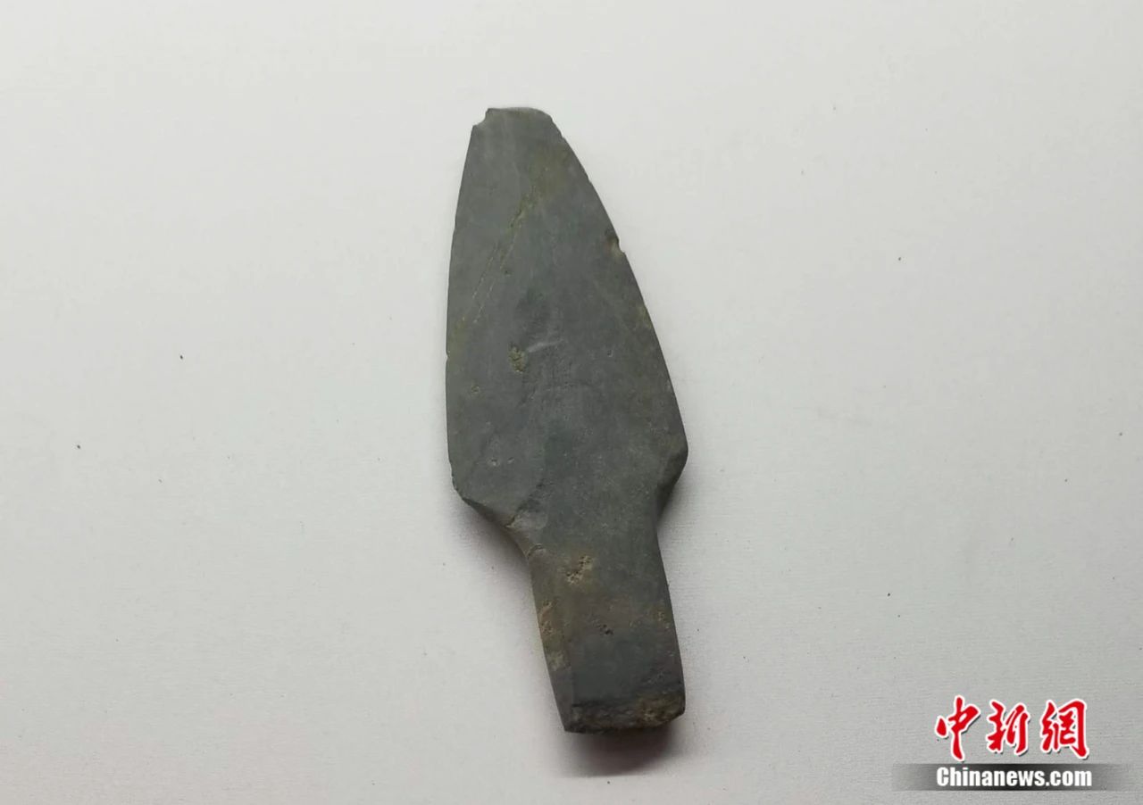 出土于龜山遺址的石矛。陳建樾攝