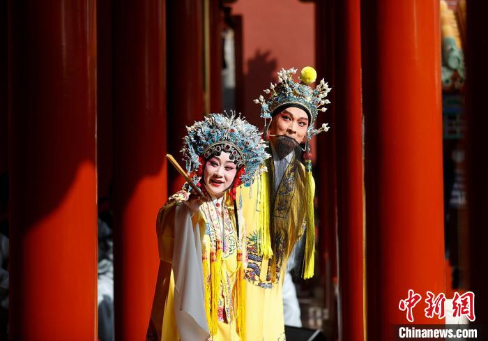 “梅花獎”得主、表演藝術家黎安(后)和國家一級演員余彬(前)現場表演了《長生殿·小宴》選段 杜洋 攝