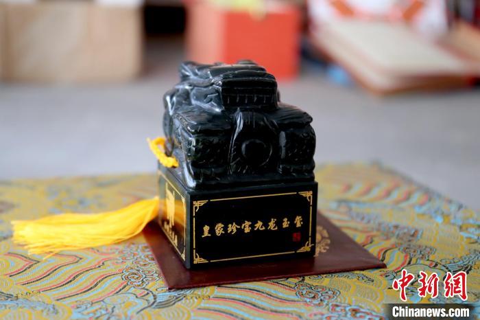 圖為所謂的“皇家珍寶九龍玉璽”?！∩虾Ｊ泄簿止﹫D