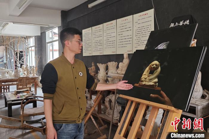 林似欽介紹《萬象》系列作品之一《熊貓祖師》?！枪跇?攝