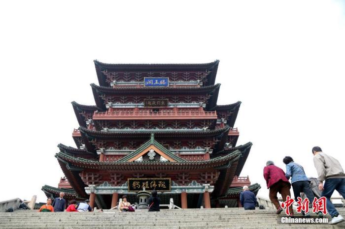 資料圖：中國農歷九月初九，重陽佳節。民眾來到位于江西南昌的滕王閣旅游區，登高祈福。<a target='_blank' href='/'>中新社</a>記者姜濤攝